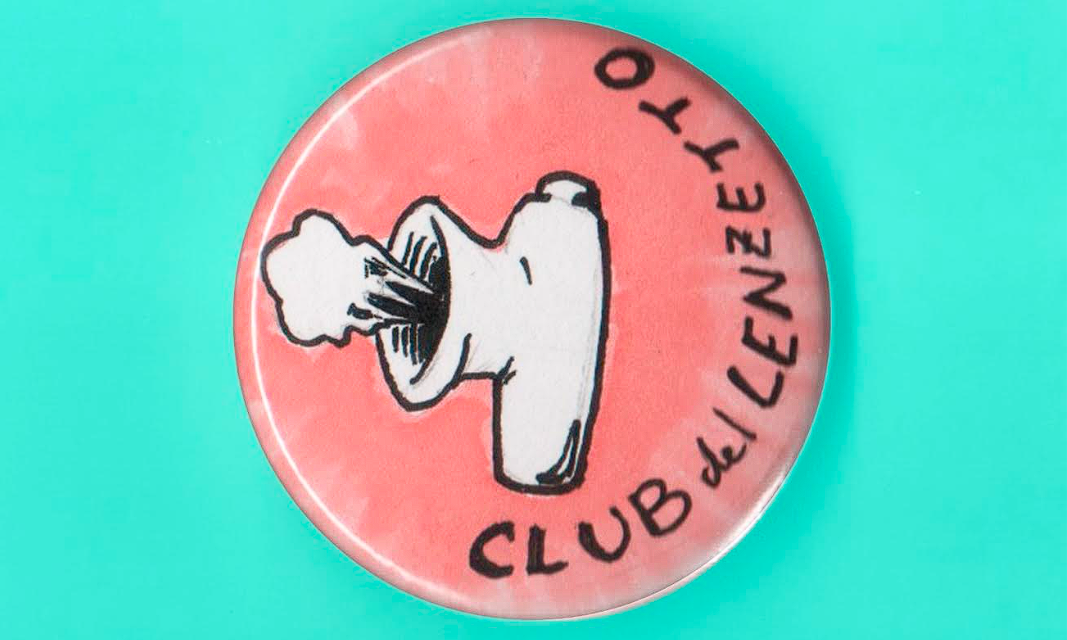 Foto de una chapita con un dibujo del aplicador de lenzetto y el texto "club del lenzetto"