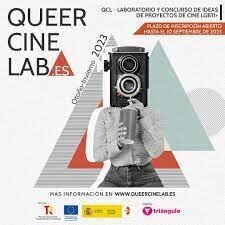 Una persona que tiene una antigua cámara de cine a modo de cabeza sorbe un refresco con pajita de un vaso de papel de gran tamaño. tras ella, tres triángulso superpuestos de colores verde, rojoy rayado en blanco y negro. Texto: "Queer Cine Lab.es Laboratorio y concurso de ideas de proyectos de cine LGBTI+. Plazo de inscripción: hasta el 10 de septiembre de 2023. Más información en www.queercinelab.es"