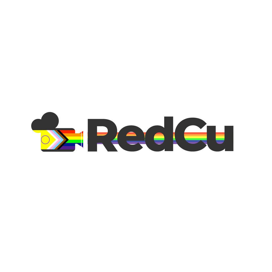 Logo de RedCu que tiene una c&aacute;mara  a la izquiera de la que sale una luz arcoiris que atraviesa el nombre de la asociaci&oacute;n