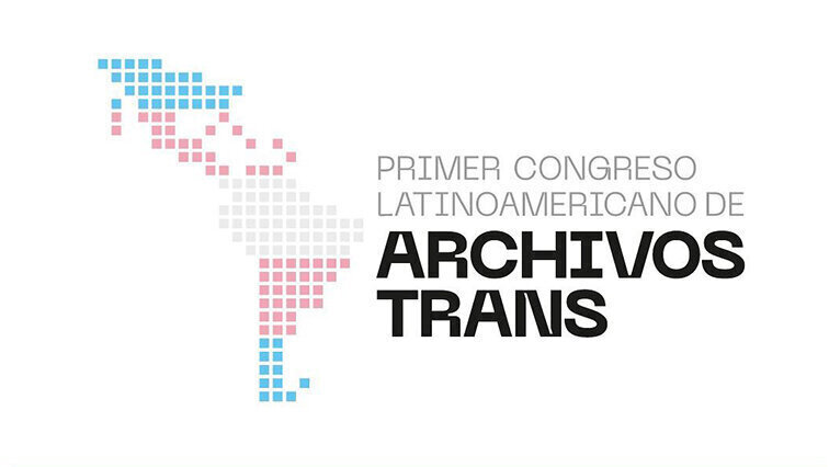 Cartel del Primer Congreso Latinoamericano de Archivos Trans, ilustrado con una imagen del mapa de Latinoam&eacute;rica (desde M&eacute;xico hasta Chile) en los colores de la bandera trans y estilado en forma de peque&ntilde;os puntos. 