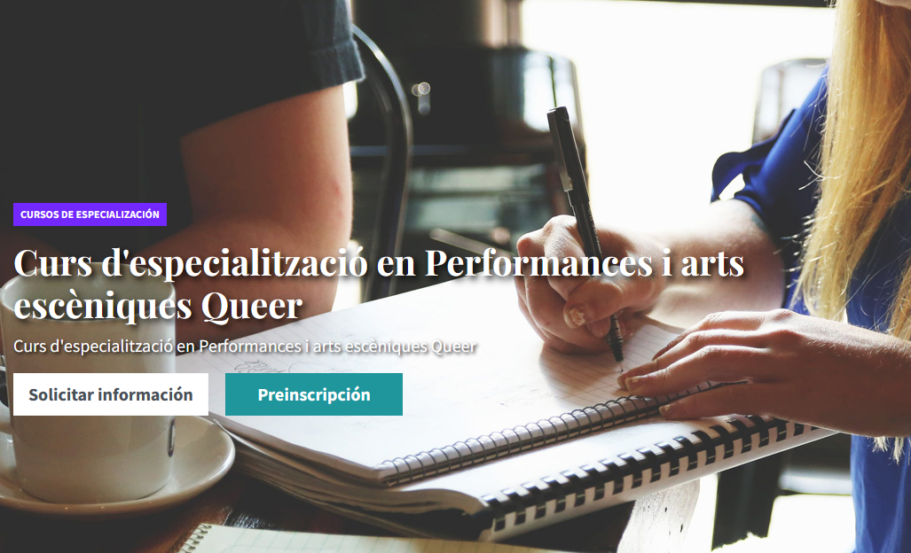 Cabecera de la web del Curs d'especialitzaci&oacute; en Performances i arts esc&egrave;niques Queer de la Universitat de Lleida, en el que se ven los brazos de dos personas junto a una mesa en la que hay una taza sobre un plato y un cuaderno en el que est&aacute;n tomando notas.