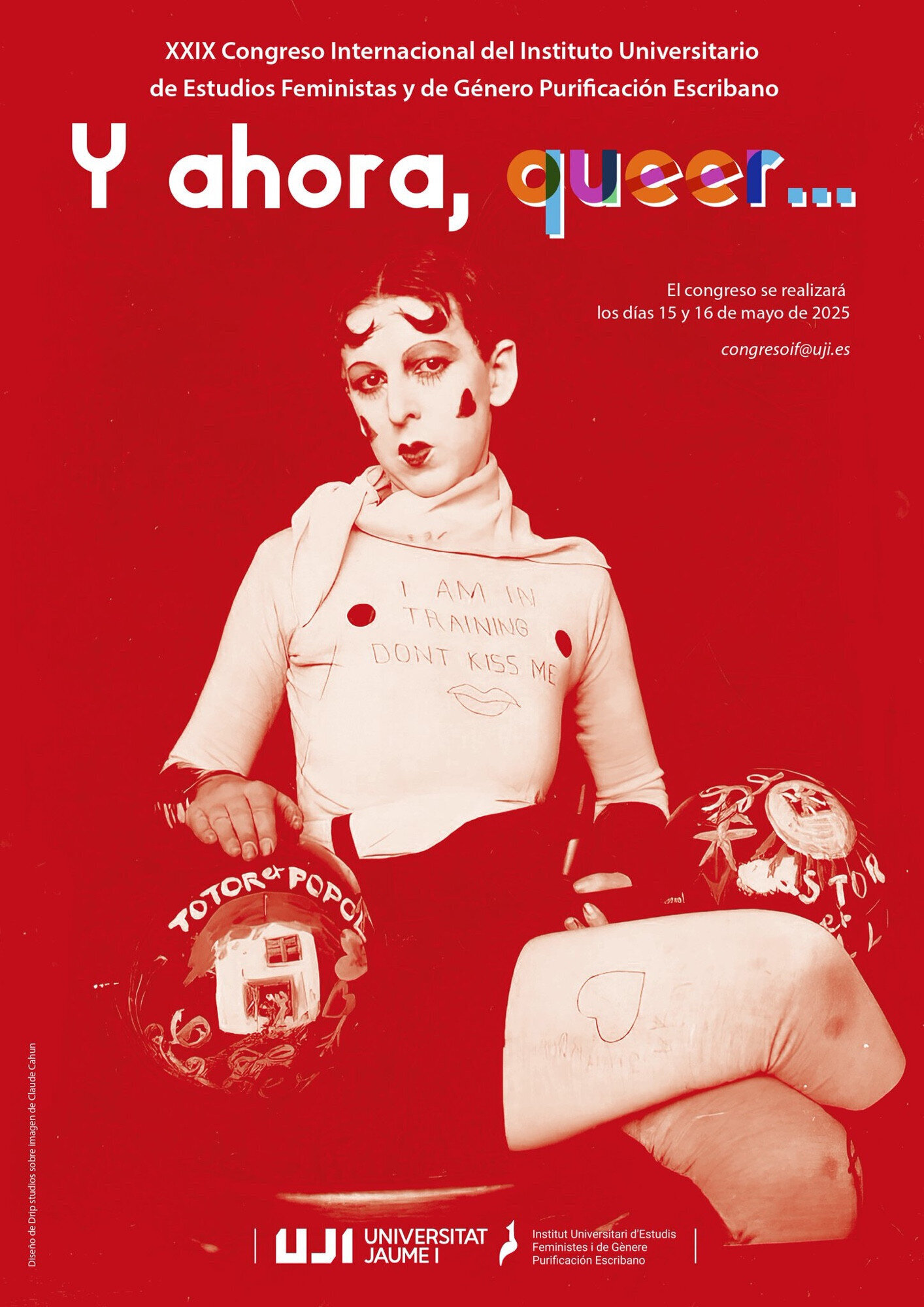 Cartel del XXIX Congreso Internacional del Instituto Universitario de Estudios Feministas y de Género Purificación Escribano: "Y ahora, queer". El congreso se realizará los días 15 y 16 de mayo de 2025. Dirección de correo: congresoif@uji.es. El cartel se ilustra con la fotografía de una persona sentada que mira al espectador; tiene un peinado pegado a la cabeza con el flequillo pegado a la frente como dos cuernos, y corazones pintados en la cara, además de un intenso maquillaje en los ojos y en los labios. Lleva una camsieta en la que se puede leer, en inglés, "I am in training, don't kiss me", con unos labios dibujados justo debajo. 