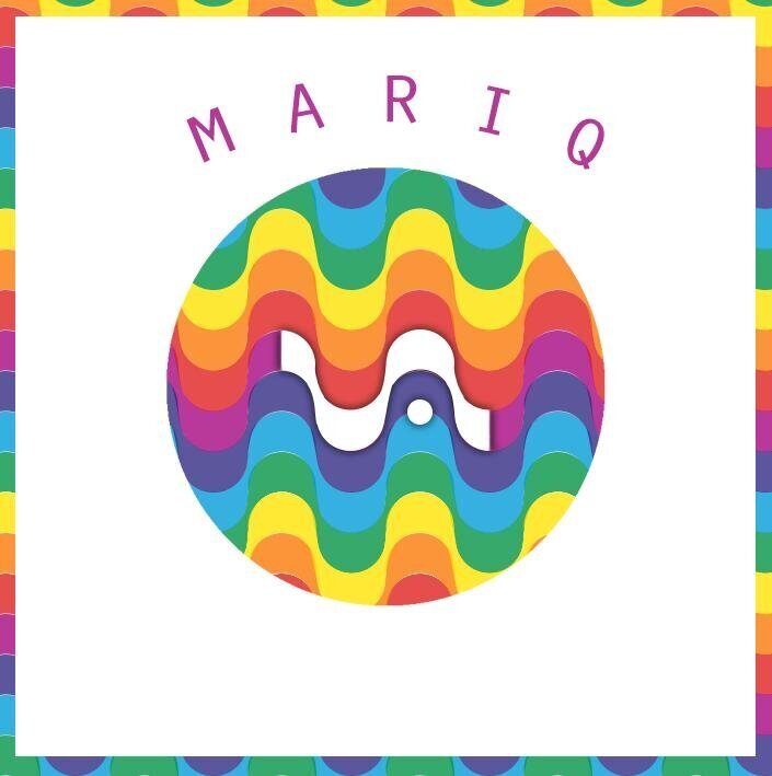Cartel blanco en marco arcoiris. En el centro se puede leer "Mariq" y, debajo, en estilo de ondas psicodélicas, "UA", para formar el nombre del seminario MariqUA.