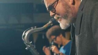 Mama and saxophonist