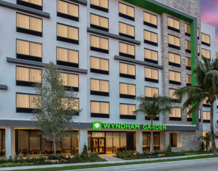 Image of outside of Wyndham Gardens HOtel in Dania Beach
