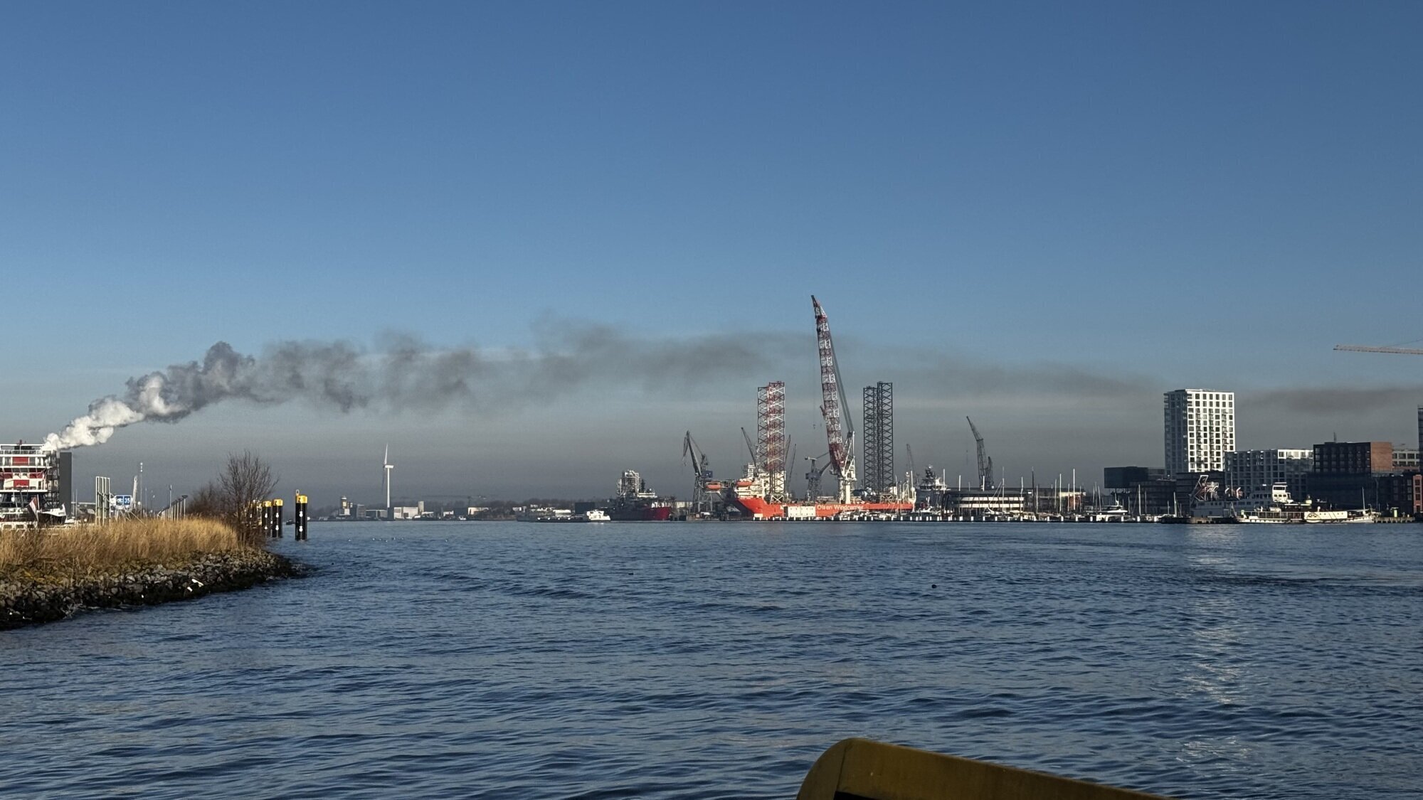 De pluim van ICL op zondag 2 maart 2025 laat goed zien hoe de luchtvervuiling de woonwijken in Noord in waait bij zuidwestenwind. (De Omgevingsdienst laat overigens weten dat de donkerte van de pluim komt door schaduwvorming, het is dus geen roetwolk.)