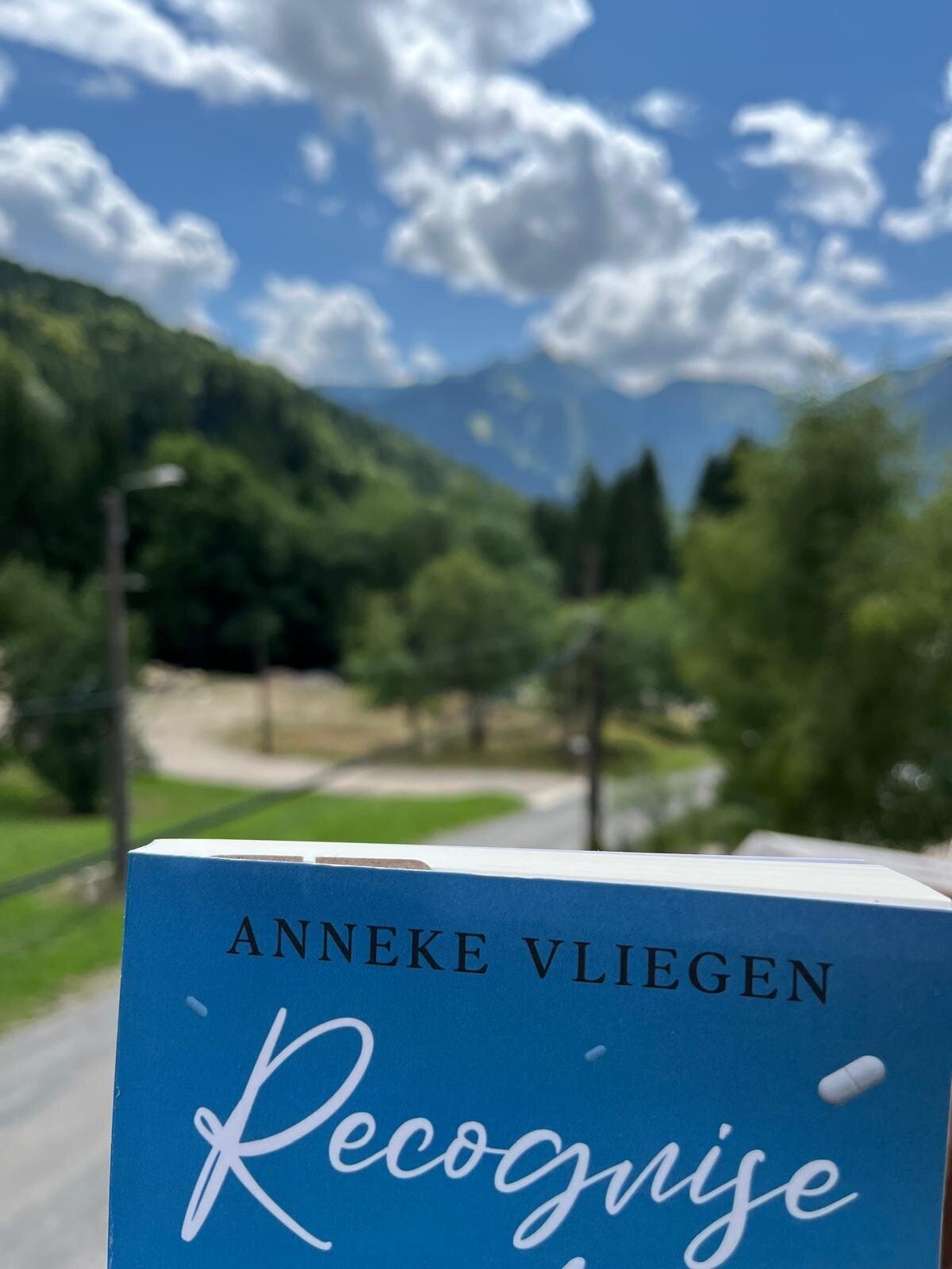 Ik heb je boek helemaal gelezen. Het heeft me geraakt, want er was veel dat ik nog niet wist. Ik vind het heel mooi, echt en bijzonder hoe je je gezin en familie beschrijft, zowel de moeilijke als de mooie episodes. Daarin zit toch zeker iets van je droom. 